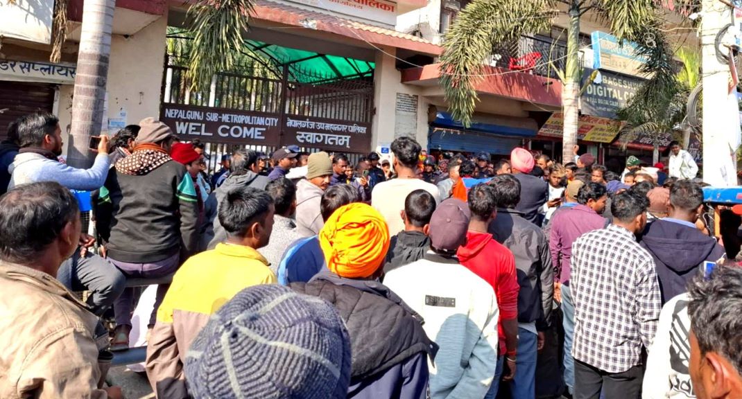 ई–रिक्सा चालकद्वारा उपमहानगर कार्यालय घेराउ Image