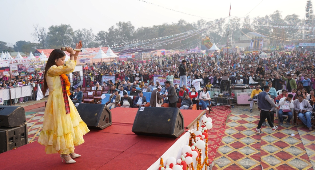 कट्टा हान्दिन्छु भन्दै एलिनाको प्रस्तुती Image