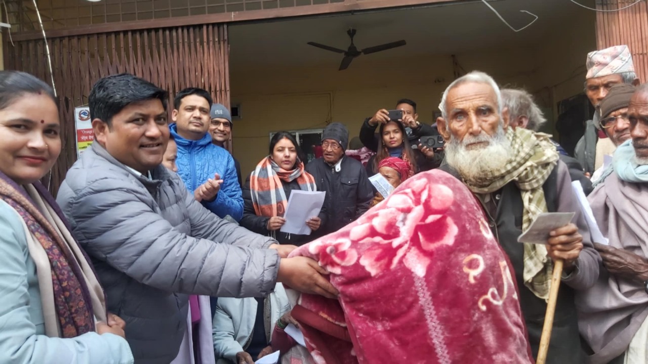 खजुरा गाउँपालिकाद्वारा बिपन्न जेष्ठ नागरिकलाई  ब्लेङ्केट बितरण Image