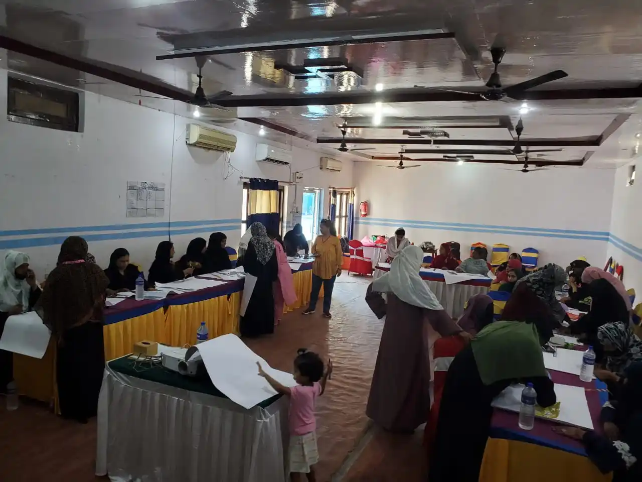 मुस्लिम महिला प्याड बनाउन सिक्दै Image