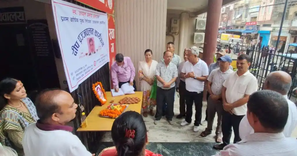 स्वर्गीय अच्युत प्रसाईँको स्मरणमा दीप प्रज्वलन Image