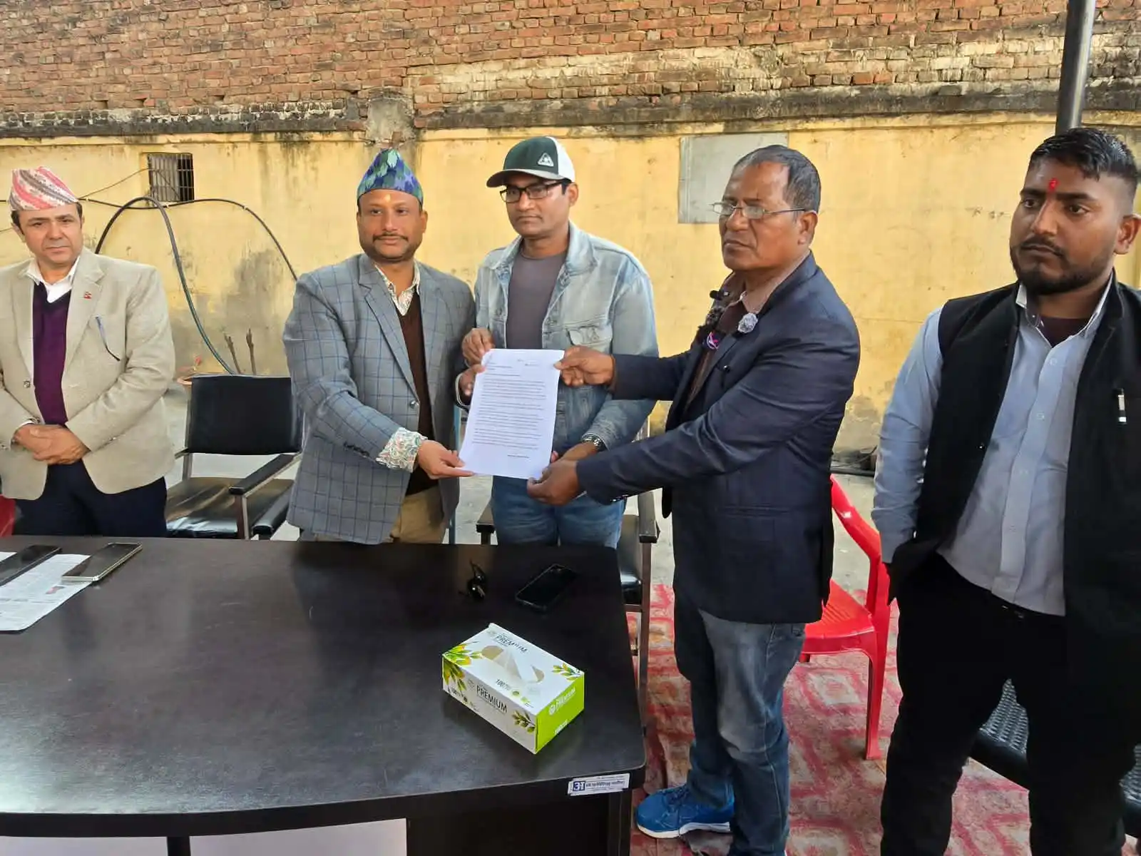 धम्बोझीमा राजा वीरेन्द्रको शालिक राख्न माग Image