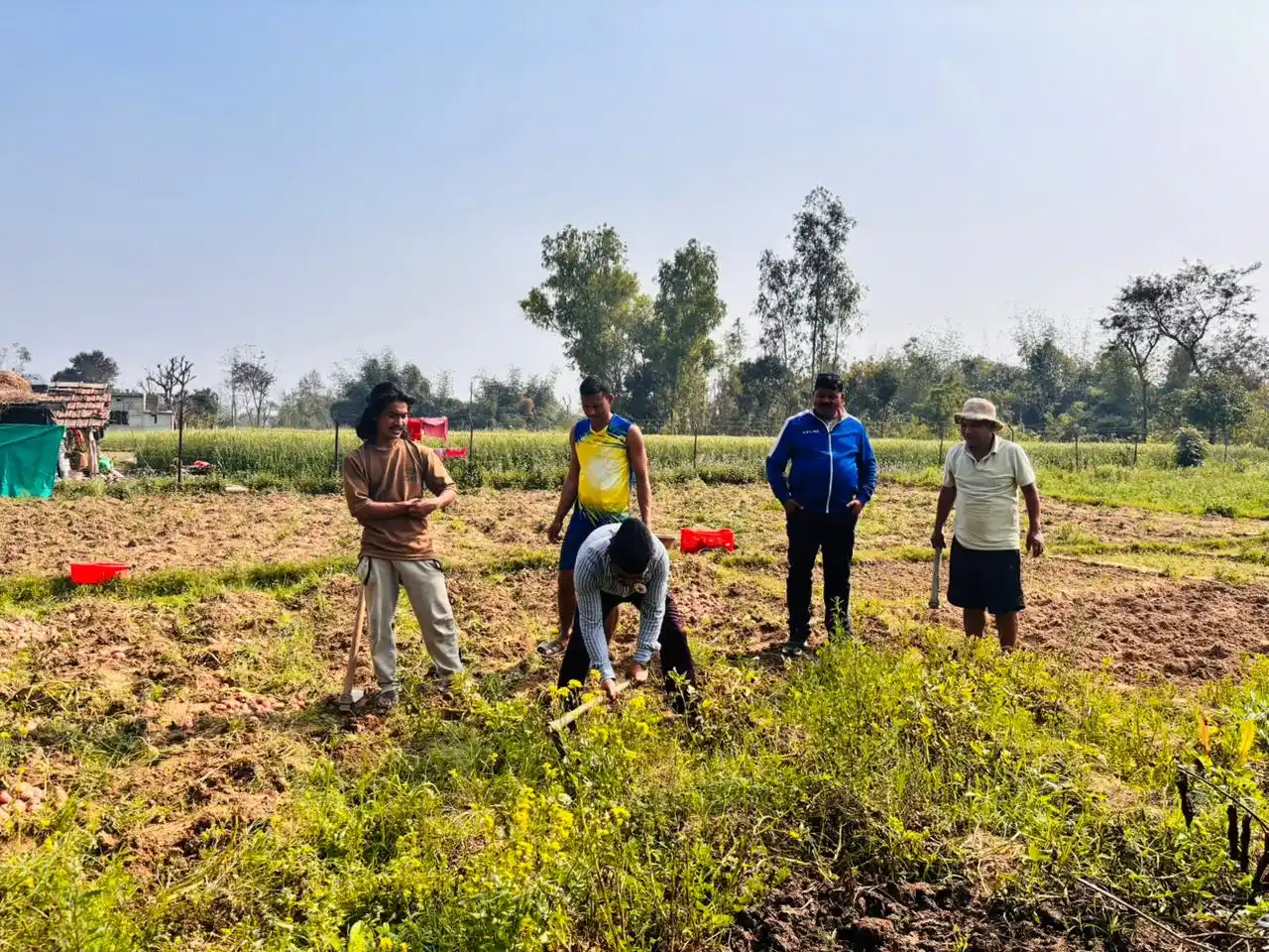 नेकपाका उम्मेदवार बिष्टको मोहनपुर फारममा घरदैलो