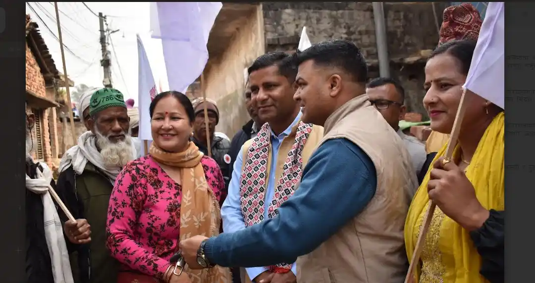मतदाताका घरघर पुग्दै इश्तियाक राई Image