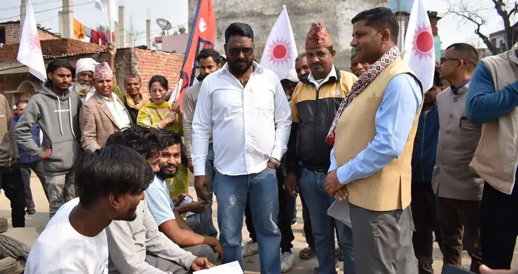 इश्तियाक राईलाई भूमिहिन र सुकुम्बासीको साथ Image