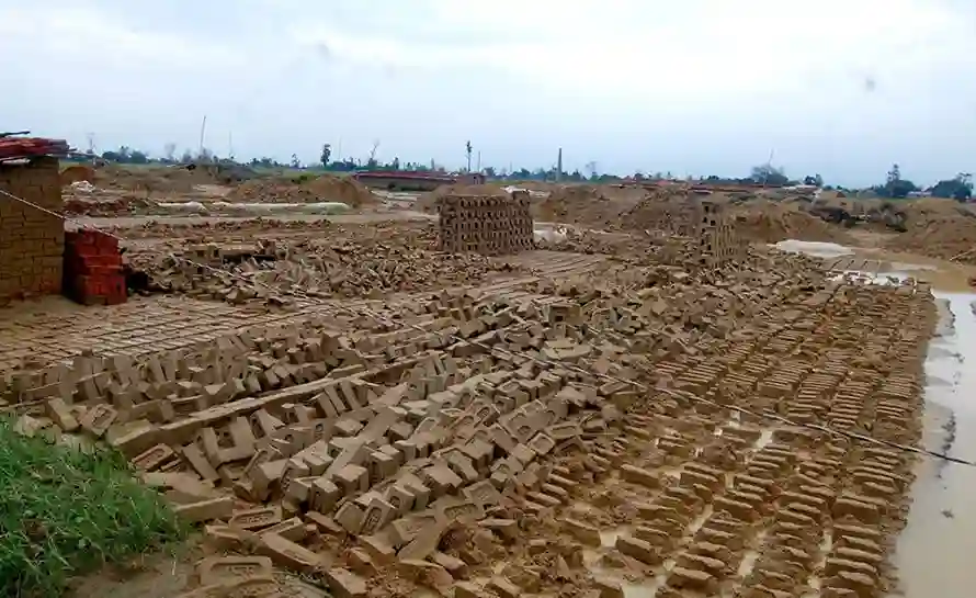 बाँकेमा नौ करोड बराबरको काँचो इँटामा क्षति