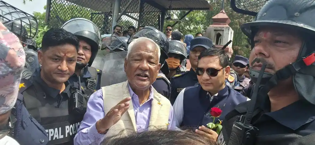 ओली–लेखकलाई रिहा गर्न माग गर्दै बाँके सिडिओलाई ज्ञापनपत्र Image